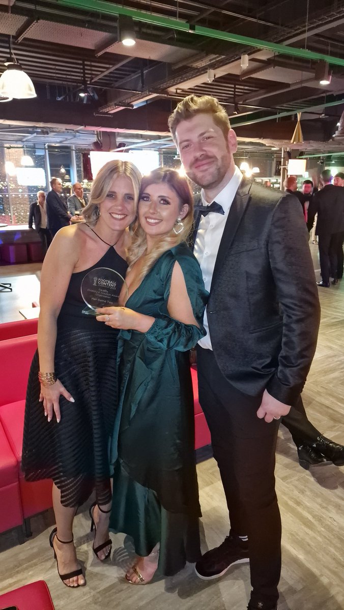 Such a boss night at the @The_FCAs getting inducted into Hall of Fame with @442oons and @thef2. Huge love to @jamesallcott, @cazjmay, @HerGameToo and the amazing @eljonesuk for hosting! Vlog is here: youtu.be/dEV_fKCXd4k