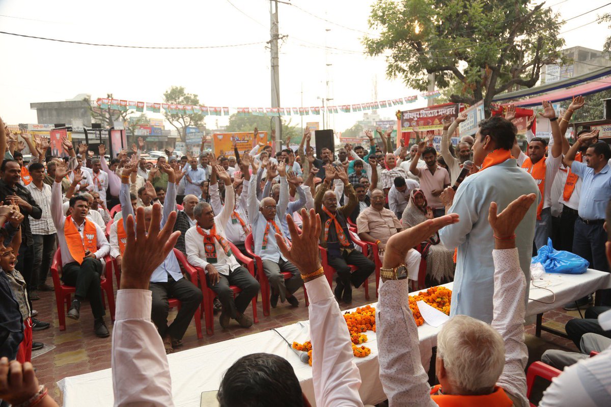 सिंवार मोड़ में स्वजनों के द्वारा किए गए स्वागत सत्कार के लिए हृदय से आभार, आप सभी के आशीर्वाद एवं साथ से झोटवाड़ा में भाजपा आ रही है। #आ_रही_है_भाजपा #मोदी_है_तो_मुमकिन_है #JhotwaraVotes4Rajasthan #RajyavardhanForJhotwara