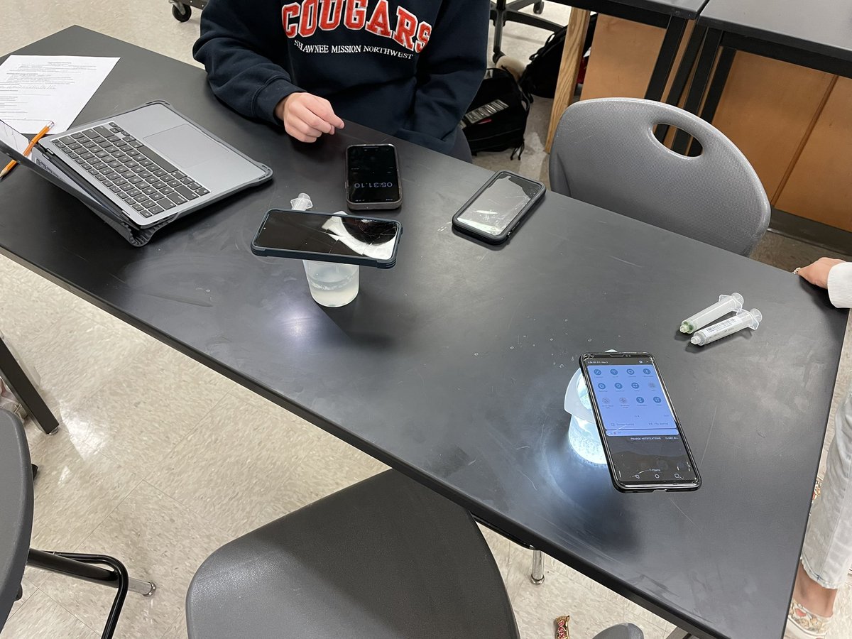 MrNicholsBio's tweet photo. (2/2) not pictured is the second part of the lab where students placed the leaves in the dark and compared photosynthesis in light conditions and in dark conditions https://t.co/BFCoHX4kGl