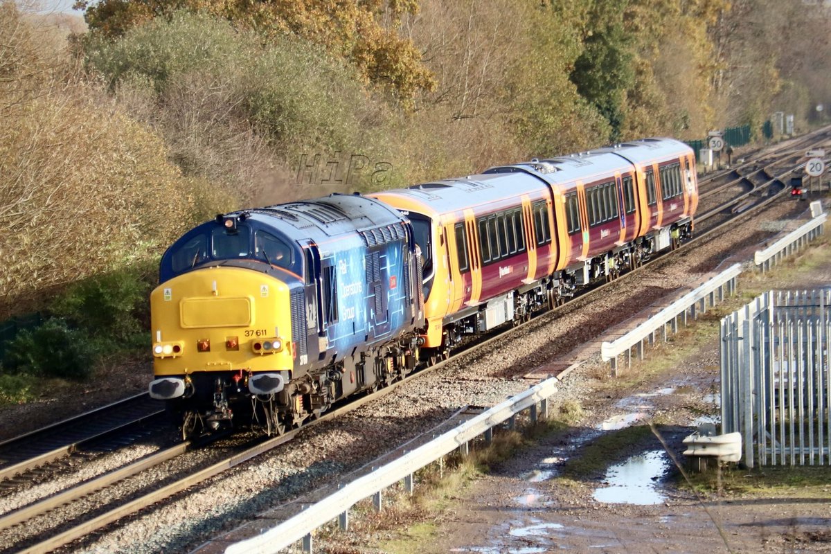 Rail Operations Group EuroPhoenix #Class37 37611 ‘Denise’, with WMR #Class730 730046 in-tow, on 5Q65 1004 Derby Alstom Litchurch Lane > Wolverhampton Oxley Maintenance Depot, clears Stenson Jn