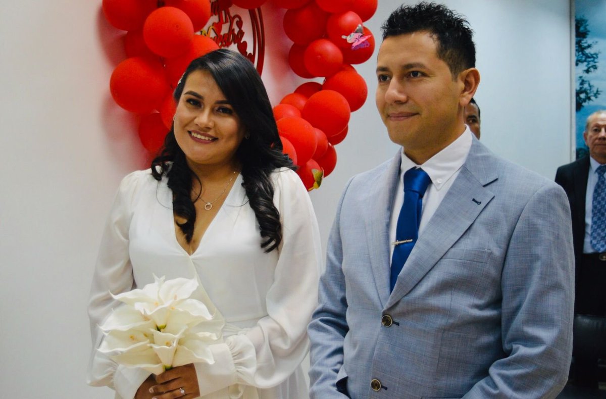 RCivil_Zona1's tweet photo. ✅Una maravillosa historia de amor que inicia con un "SÍ, ACEPTO".

👰🏻‍♀️🤵🏻‍♂️Mishell y Paúl contrajeron matrimonio en la agencia Ibarra del @RegistroCivilec, la celebración fue emotiva, ellos sellaron su amor con el intercambio de anillos. 

¡ Felicidades a los esposos ! 🎊🎊🎊🎊 https://t.co/JeGkHAWIy6