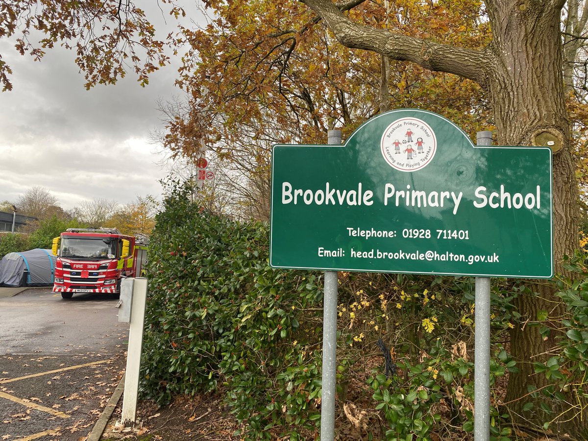 RuncornFS's tweet photo. Today Green Watch have completed a joint training exercise with @FrodshamFire focusing on decontamination at an incident involving Asbestos.
We also visited Brookvale Primary School, thanks year 5 we hope you enjoyed the smoke tent and Fire Safety information 🔥 
#firesafety https://t.co/MFjvXLox7i