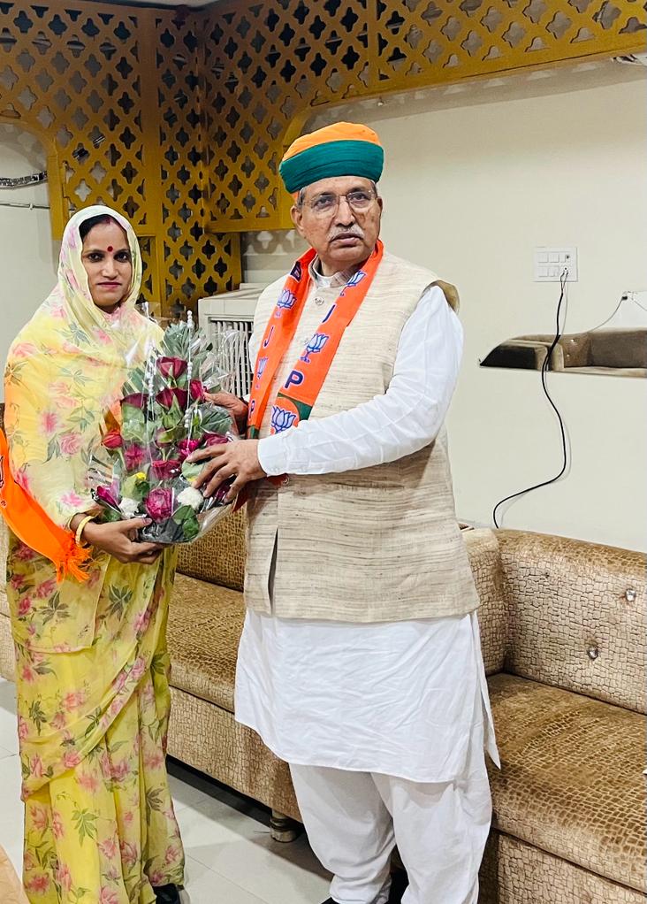 BadamDeviBJP's tweet photo. भारत सरकार में कानून एवं न्याय मंत्री आदरणीय श्री @arjunrammeghwal जी का आमेर विधानसभा में सिल्वर इन रिसोर्ट सीकर रोड जयपुर में SC समाज के प्रमुख कार्यकर्ताओं के साथ भाजपा प्रत्याशी @DrSatishPoonia जी के पक्ष में ज्यादा से ज्यादा मतदान करने की अपील की... https://t.co/v8yAQ6I1lp