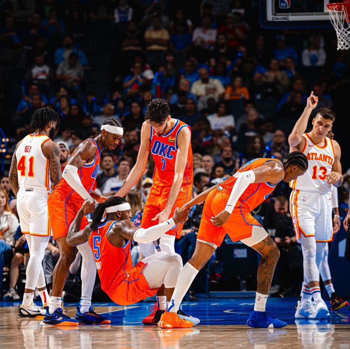 ThunderChats's tweet image. The Oklahoma City Thunder rank: 

3rd in FG% (49.3)
1st in 3P% (39.5)
1st in FT% (85.8)
2nd in TS% (60.8)
7th in STL (8.7)
6th in BLK (5.9)
8th in OFFRTG (115.0)
7th in DEFRTG (109.2)
5th in NETRTG (+5.8)
6th in PACE (102.08)
8th in FBPTS (15.9)

We. Are. Coming. 

#ThunderUp