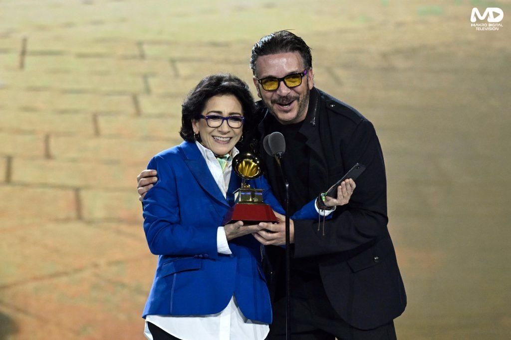 #MakroNoticias: ✨🚨 El productor ecuatoriano Pablo Aguirre ganó un Latin Grammy en la categoría de Mejor Álbum Infantil por su trabajo como ingeniero de grabación en el proyecto “Danilo y Chapis” de Cristina Abaroa y Alejandro Abaro. 👉 buff.ly/47xOmTP