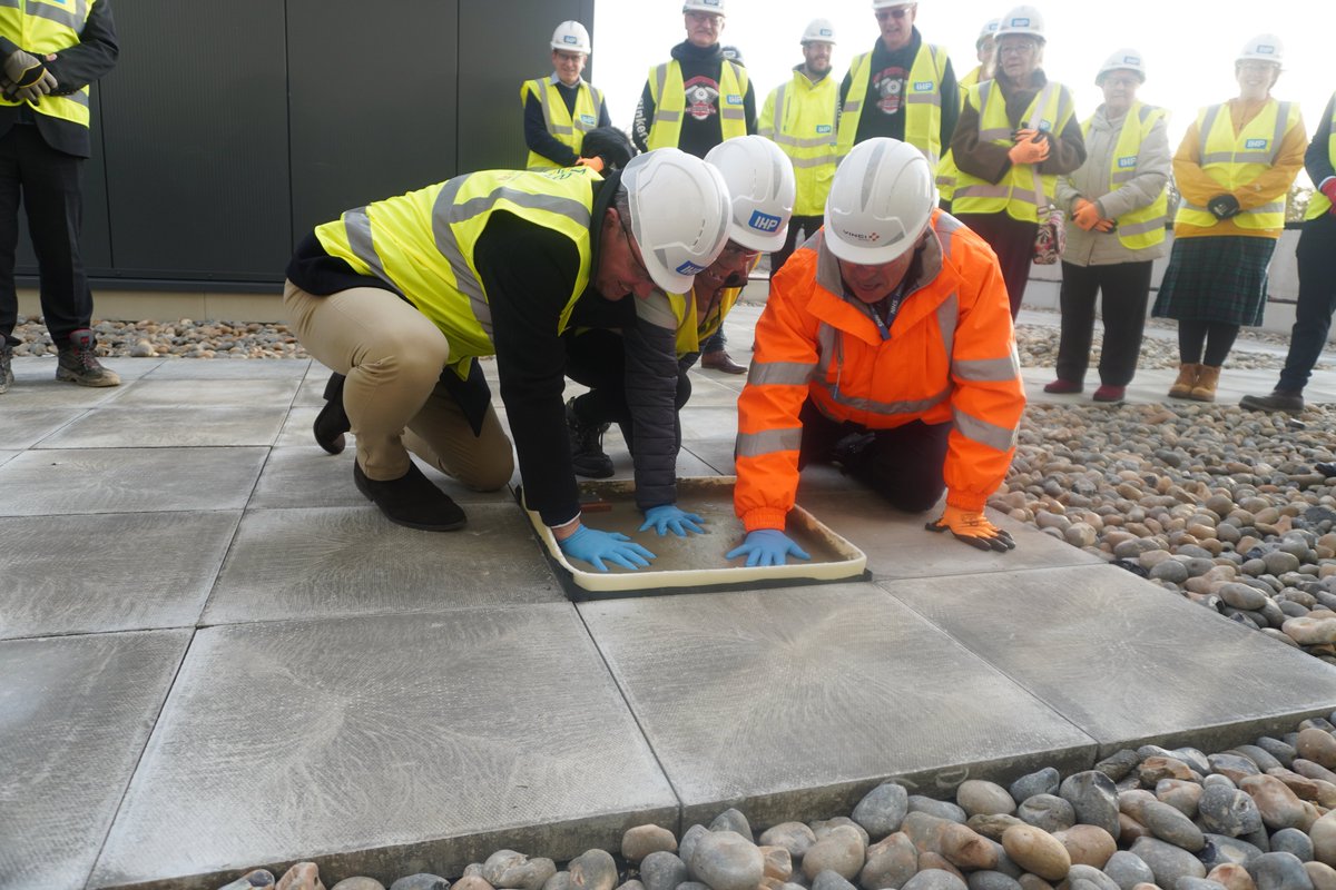 GWH_NHS's tweet photo. Today we held a topping out ceremony to mark the construction of the new Emergency Department.๐ฅ
Staff, contractors and supporters left their mark with handprints in cement, and helped to rake the final gravel on the new roof of the building. https://t.co/KTEuRqEiUN