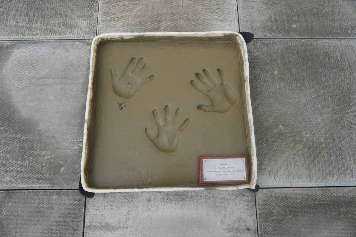 GWH_NHS's tweet photo. Today we held a topping out ceremony to mark the construction of the new Emergency Department.๐ฅ
Staff, contractors and supporters left their mark with handprints in cement, and helped to rake the final gravel on the new roof of the building. https://t.co/KTEuRqEiUN