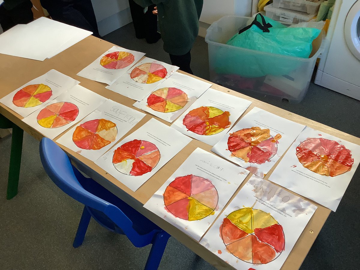 Chess_WPA's tweet photo. Amazing Autumn inspired Art in Chess class π¨ we looked at how the leaves were changing and mixed colours to match! #WatersideArt https://t.co/IYw19u3GOA