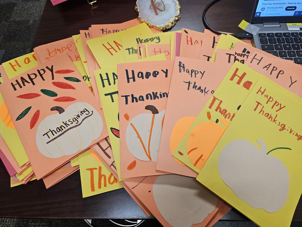 The Kindness Club and Spur Ambassadors made Thanksgiving cards for our staff!🦃🍂🍁❤️ #KindnessMatters @mmendellAP @EMSISD @EMSCounseling