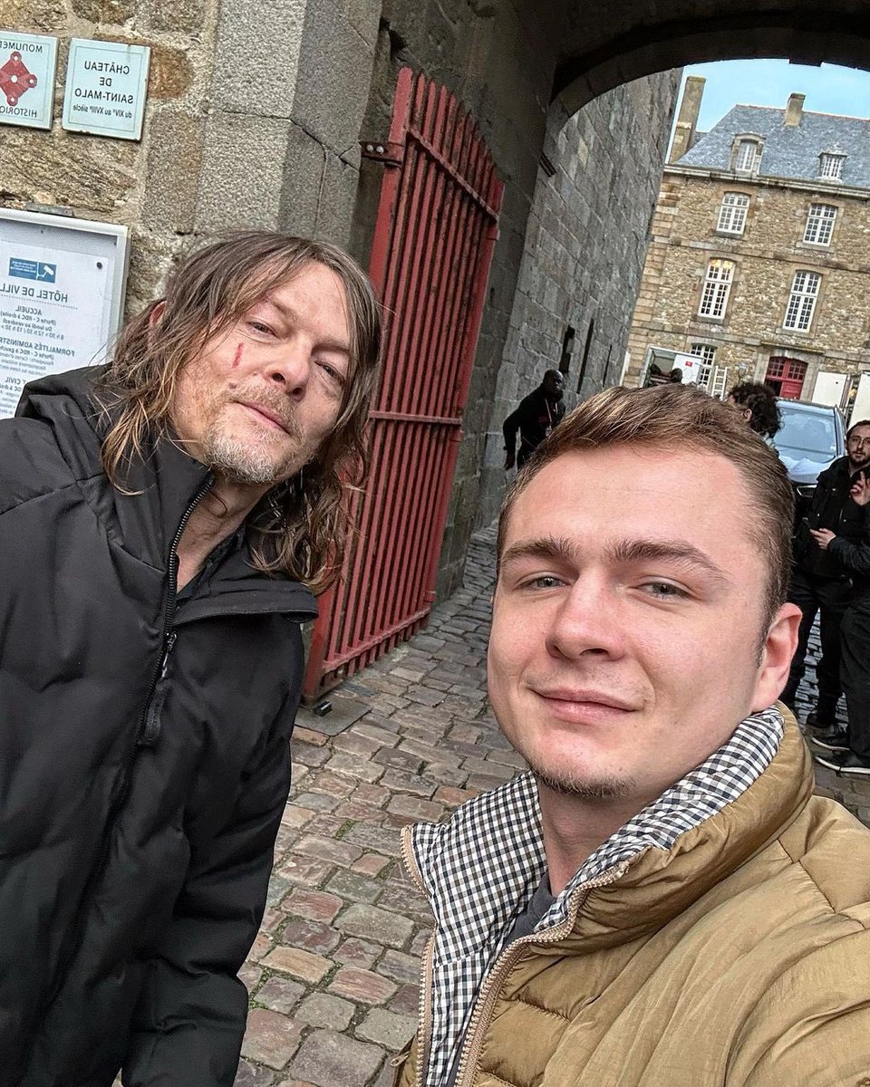 Norman Reedus with a fan on set of “The Walking Dead: Daryl Dixon” in Saint-Malo, France on November 17th.
©️ IG: iou.etrepret 
#normanreedus #daryldixon #twd #thewalkingdead #twddaryldixon #thewalkingdeaddaryldixon #daryldixonspinoff