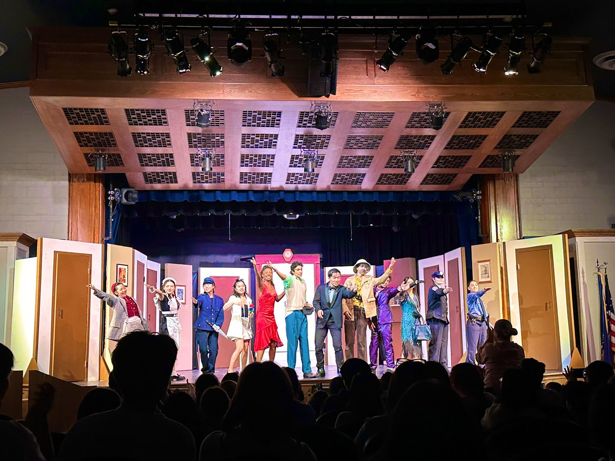 Mrs_Sforza's tweet photo. Congrats to the very talented cast and crew of CLUE! 🕵️‍♀️🔎 https://t.co/salywOETy4