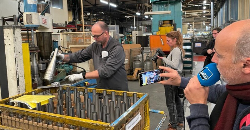 ArcelorMittalF's tweet photo. 🔥 Ce vendredi, ArcelorMittal a fait découvrir à la presse les dernières étapes de production de la torche des Jeux Olympiques et Paralympiques de @Paris2024 💪🏼

Un projet d’exception rendu possible grâce à notre acier 100 % recyclé et 100 % fait en France 🇫🇷 ! @EricNiedziela