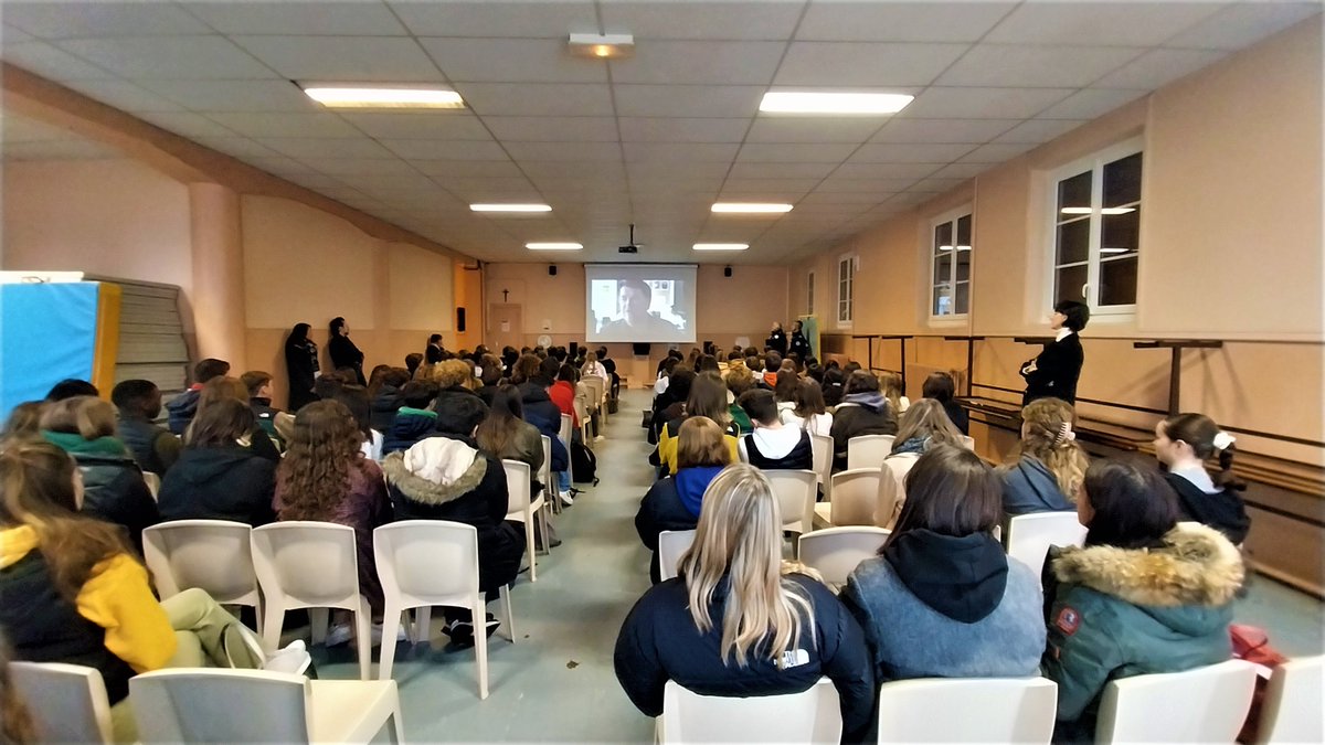 ➡ À travers des échanges et des cas pratiques, policiers et jeunes ont démêlé le vrai du faux sur le droit à l'image, le harcèlement en ligne, la vie privée et les réseaux sociaux.

📸©️ <a href="/manon_leterq/">Manon</a> de <a href="/OuestFrance14/">Ouest-France 14</a> &amp; Lycée Frémont.