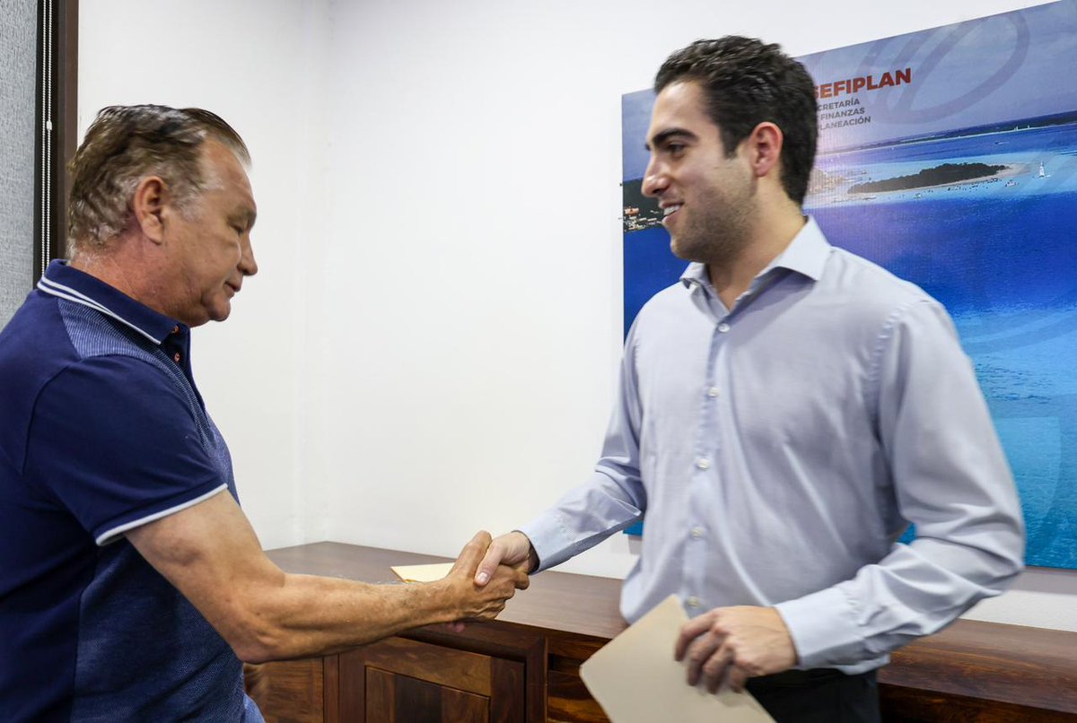 GinoSeguraV's tweet photo. Por instrucción de nuestra Gob @MaraLezama me reuní con las cámaras empresariales del Sur del Estado, para escuchar sus necesidades en materia de #EstímulosFiscales y promover el crecimiento económico. Gracias a nuestra Gobernadora tenemos un gobierno transparente y con apertura. https://t.co/AkCjjRSk1Z