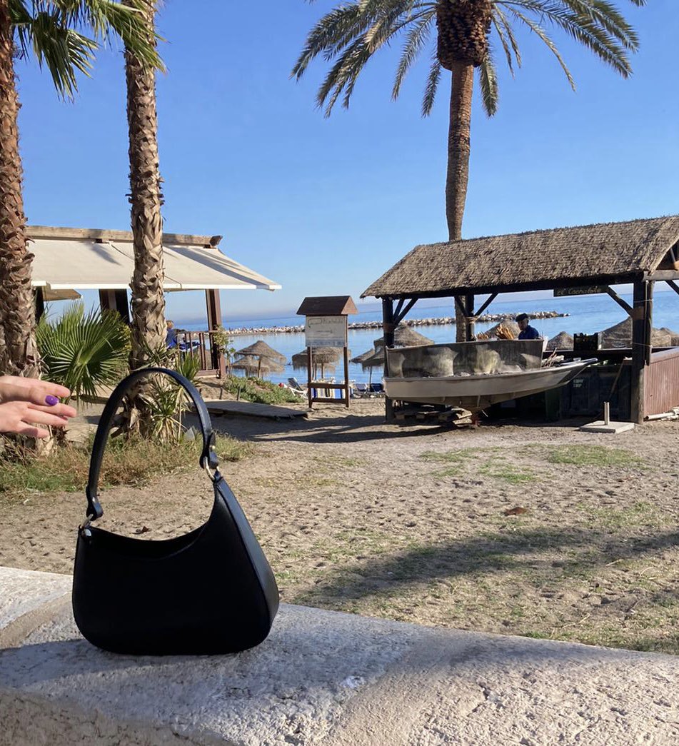 BIBIBAG's tweet photo. La “Oval Bag”, borsa Made in Italy 100% in pelle, in una delle più belle spiagge di Malaga, in Spagna. 

Acquistala anche tu online, consegnamo in tutto il mondo. 

👉 https://t.co/lF7NFWQOBR

#BibiBag #OvalBag #Malaga https://t.co/LVzGVkYjp0