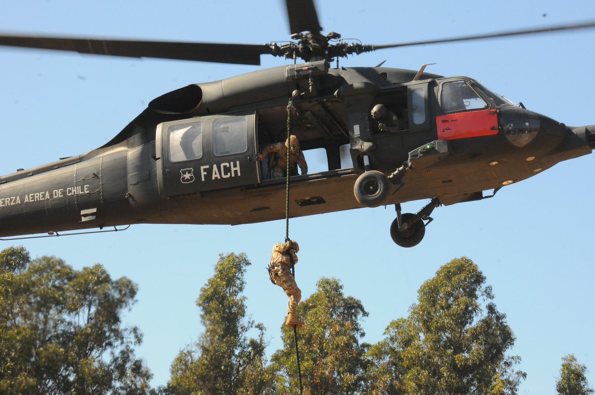 FACh_Chile's tweet photo. Comandos de Aviación #FACH del Grupo de Fuerzas Especiales, entrenan técnicas en Fast Rope junto a la tripulación de un 🚁MH-60M Black Hawk. Su constante capacitación les permite mantener un alto alistamiento operativo para ir en ayuda a la comunidad cuando sea requerido. https://t.co/19fuS3AS8c