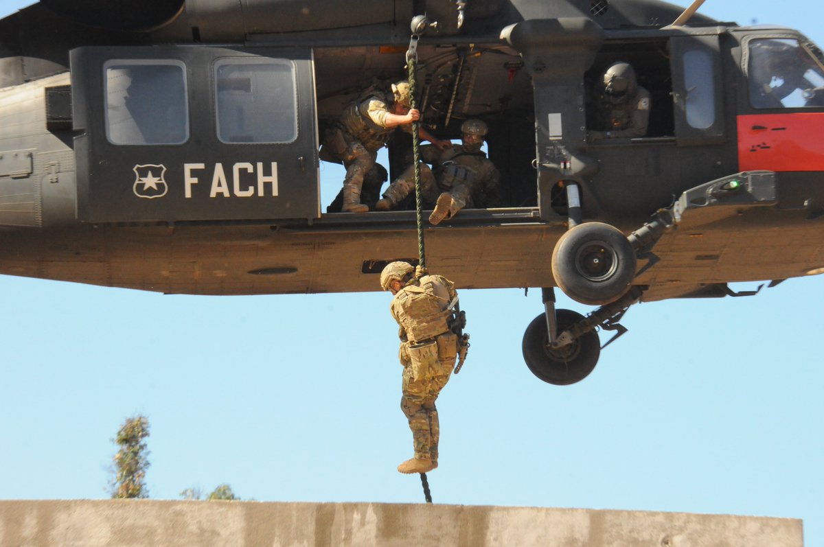 FACh_Chile's tweet photo. Comandos de Aviación #FACH del Grupo de Fuerzas Especiales, entrenan técnicas en Fast Rope junto a la tripulación de un 🚁MH-60M Black Hawk. Su constante capacitación les permite mantener un alto alistamiento operativo para ir en ayuda a la comunidad cuando sea requerido. https://t.co/19fuS3AS8c