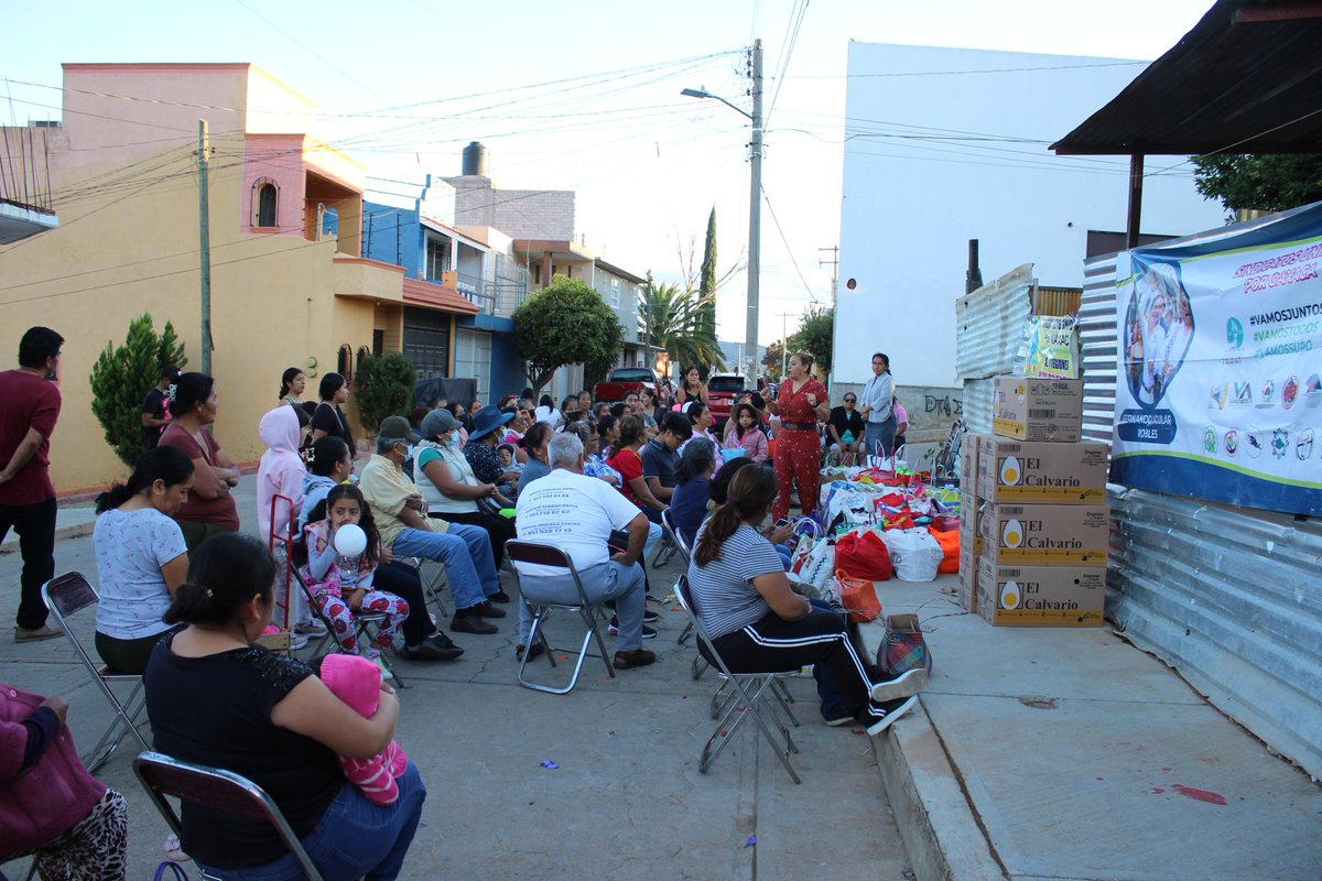 @FERSAGUILARR  presidente de Sindicatos Unidos por Oaxaca, da inicio a las entregas de beneficio de Abasto Alimentario del mes de noviembre, en la Col. 7 Regiones.

#VamosTodos #VamosJuntos #SomosSUPO #FernandoAguilarRobles