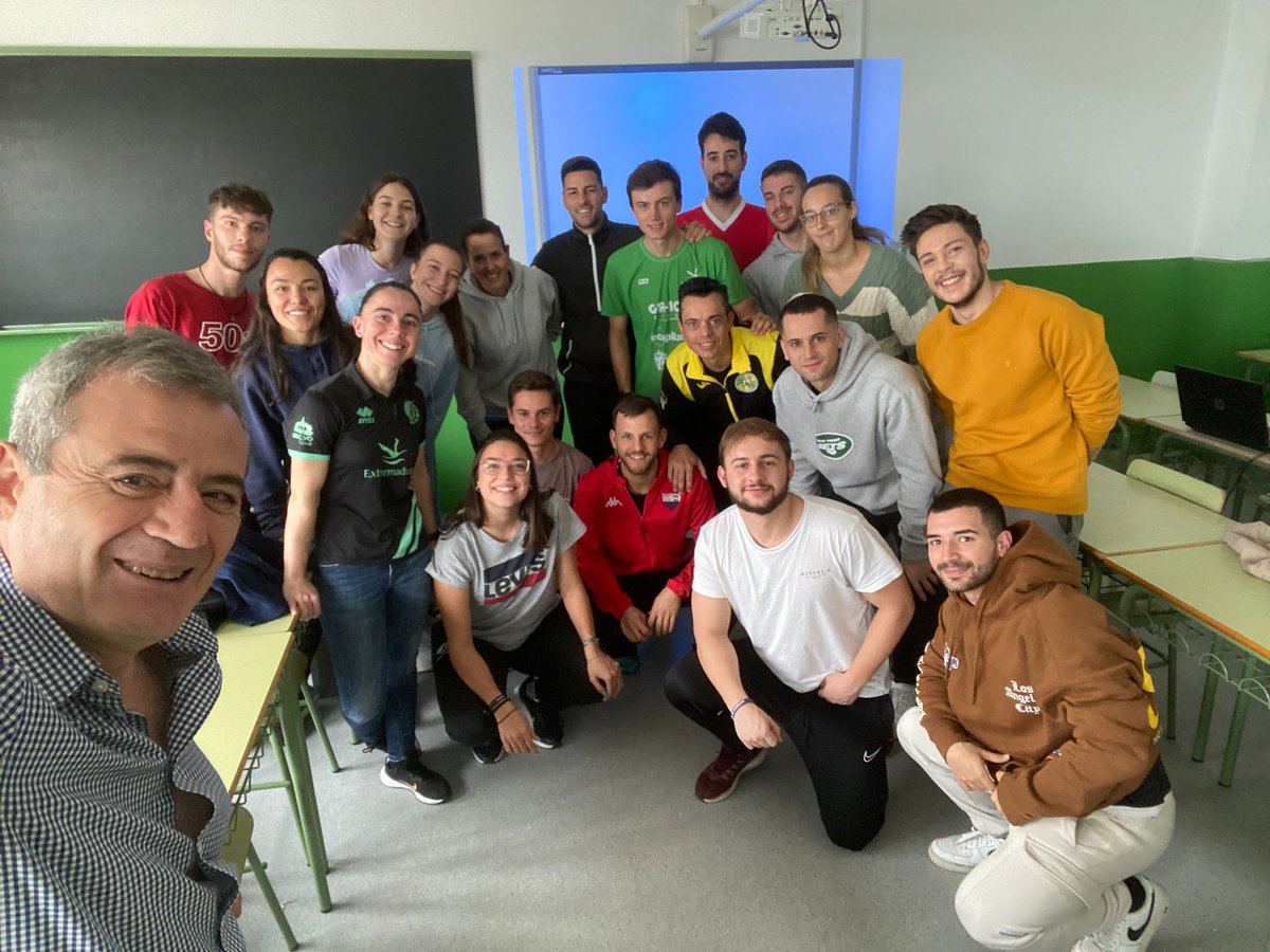 fcd_uex's tweet photo. La analista de datos Judith Pérez,del Club Voleibol Arroyo de la Luz,participó el pasado 15 de noviembre, en la asignatura de Observación y análisis del juego en deportes de equipo, del Máster MUIRD,con la ponencia "La preparación y el análisis del juego en equipos profesionales" https://t.co/2vcgGc0Ahc