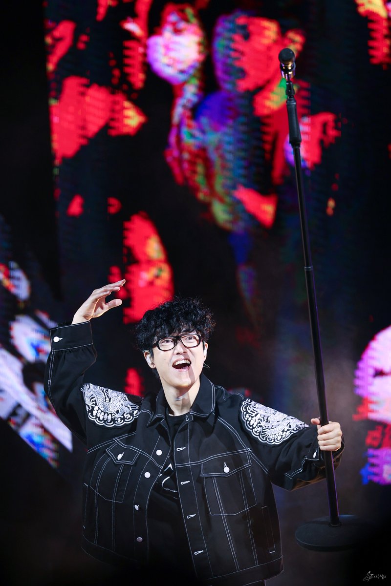 마이크 스탠드 번쩍!!

231029 선셋뮤직페스티벌
#국카스텐 #하현우