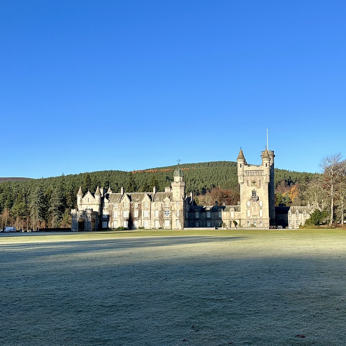It was a frosty and beautiful start to the day at Balmoral. ❄️