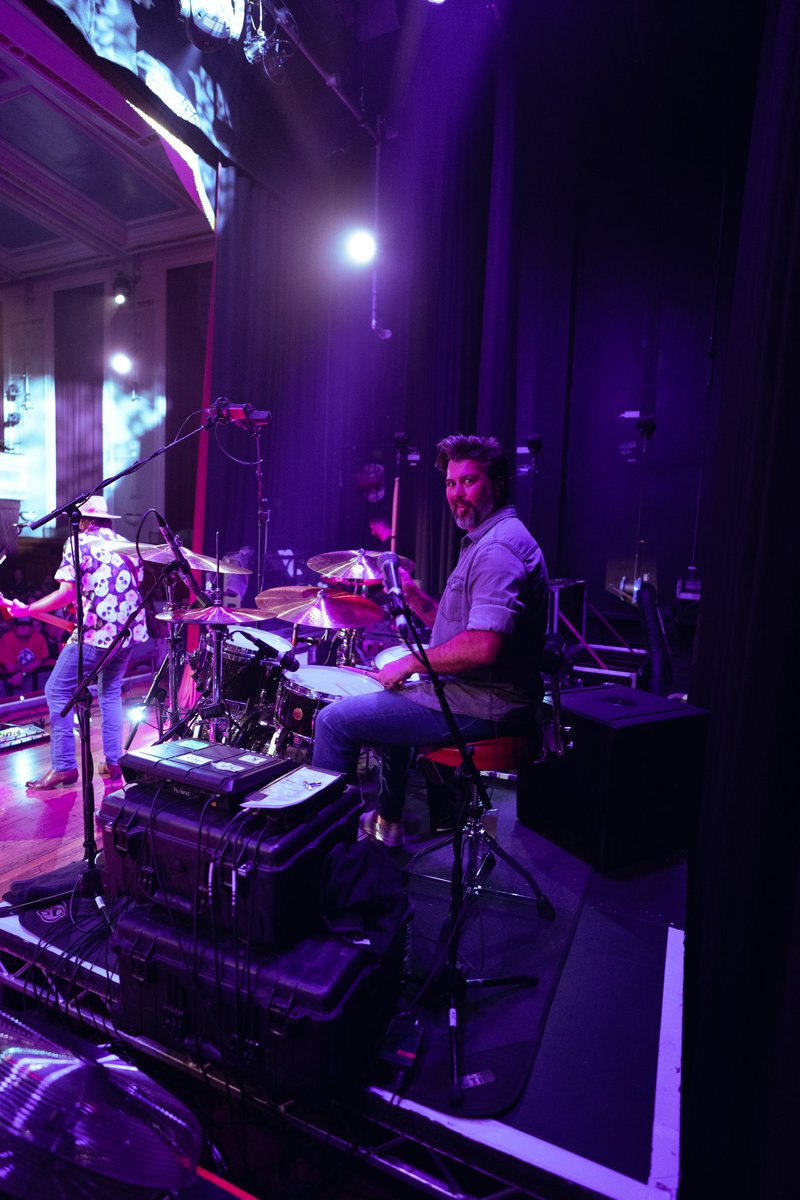 EliYoungBand's tweet photo. Being on the road has been a blast! Here’s to more fun times on the #BreakUpInABarTour next month!
📸: @dobbyiam https://t.co/VWzjDhbSs1