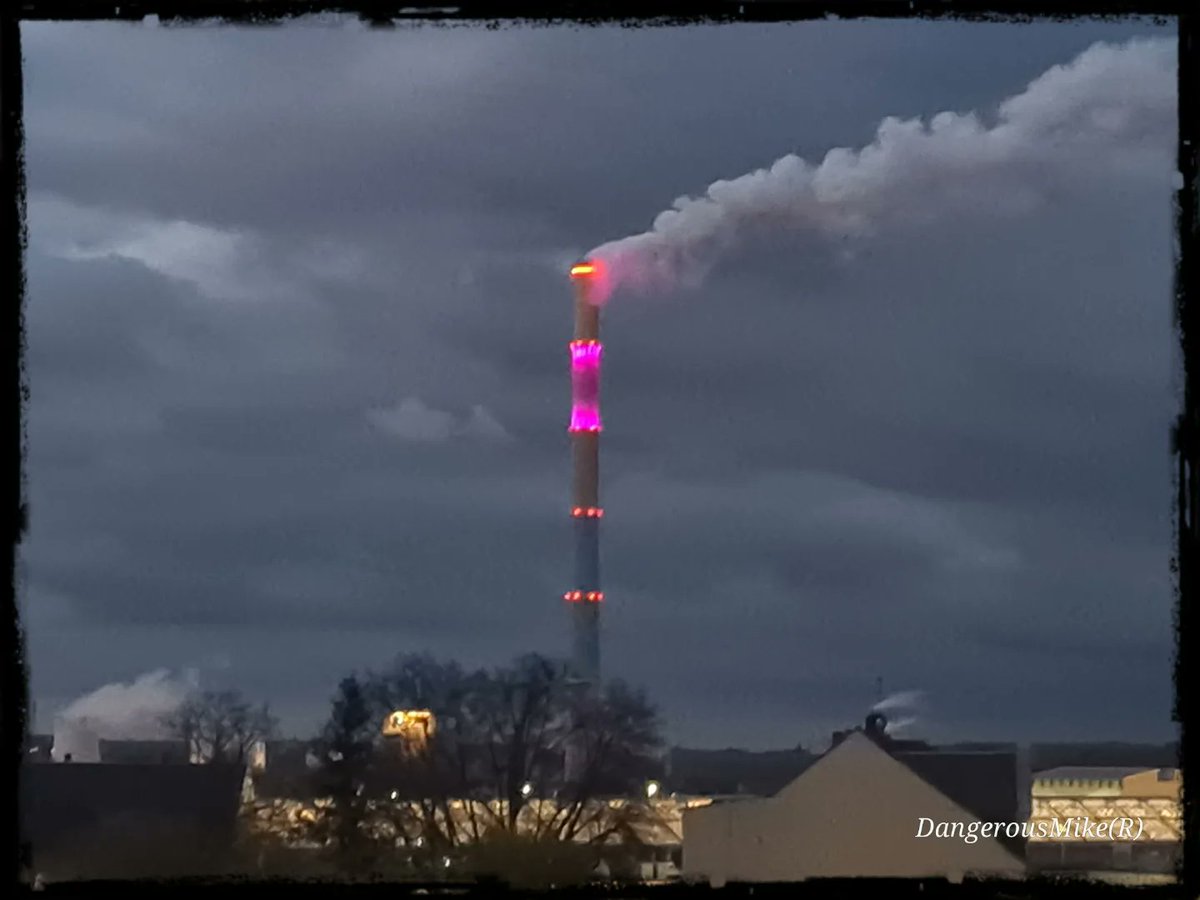 DangerousMikeR's tweet photo. #Chemnitz #zuhauseinchemnitz #Lulatsch #einsenergieinsachsen #PurpleforPreemies 
#Weltfrühgeborenentag 💜

Schornstein leuchtet lila statt bunt 

https://t.co/07JhCZMgG9 https://t.co/T4ngUOwwn2