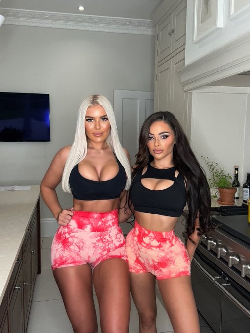 1 pic. Could you handle us both? https://t.co/lQPCCLm2S2