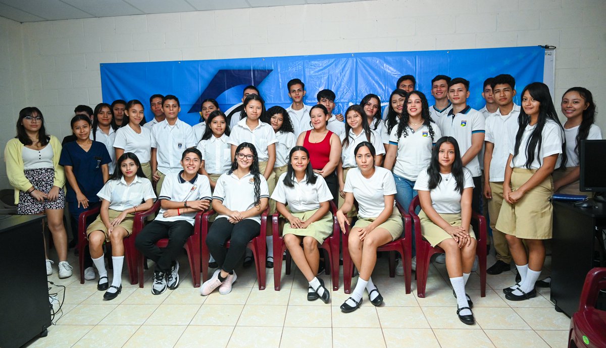 AdelioOrtizH's tweet photo. #ProgramaMunicipal

La educación es el mejor legado para nuestra juventud. Y cumpliendo con ese compromiso, se realizó la entrega trimestral del apoyo económico a los jóvenes beneficiarios con el programa de #Becas #Supérate por #LaLibertad. https://t.co/qgfj3RdsiH