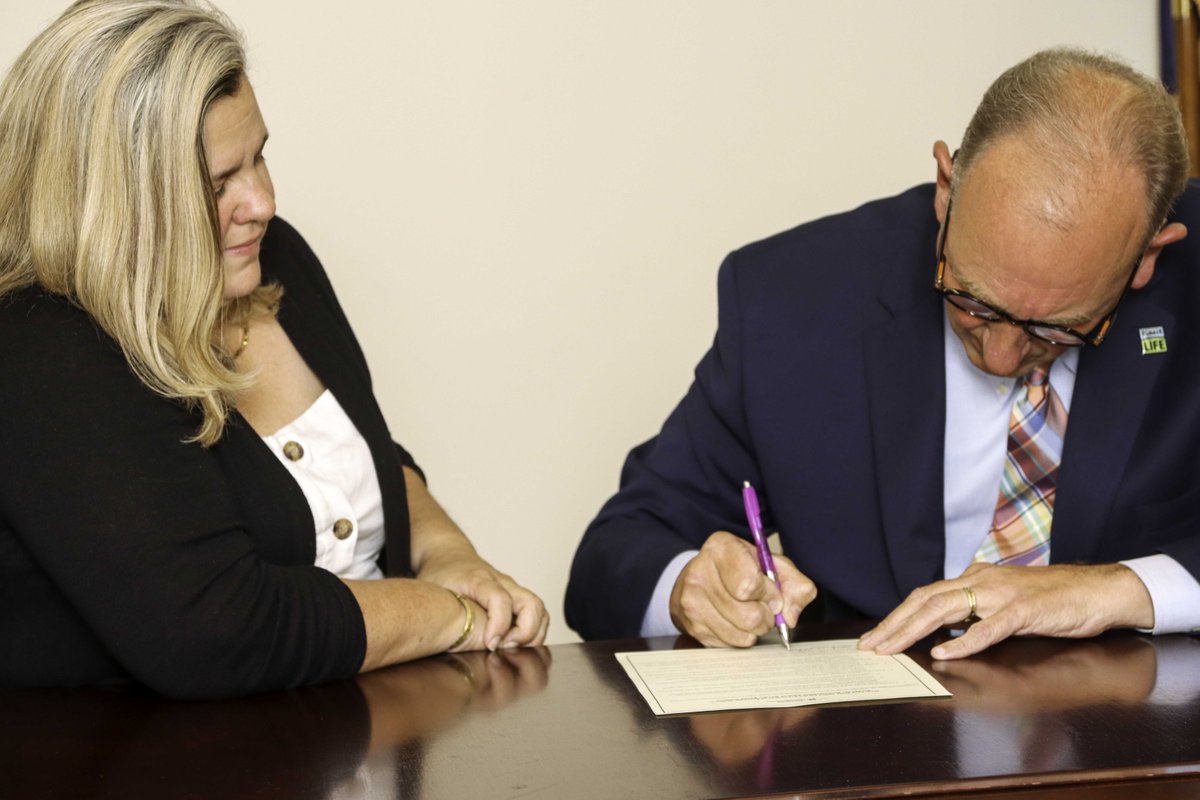 NYSOPDV's tweet photo. 🎉 Thank you Commissioner Schroeder and @nysdmv for signing the #PledgeOfAccountability and standing with #Survivors!
✍️ You can join the DMV by signing the pledge: https://t.co/vz8FOBbQ3m
🚗 Or by purchasing a NYS "End Domestic Violence" license plate: https://t.co/22di0BfUfB https://t.co/OiLjn8iFc9