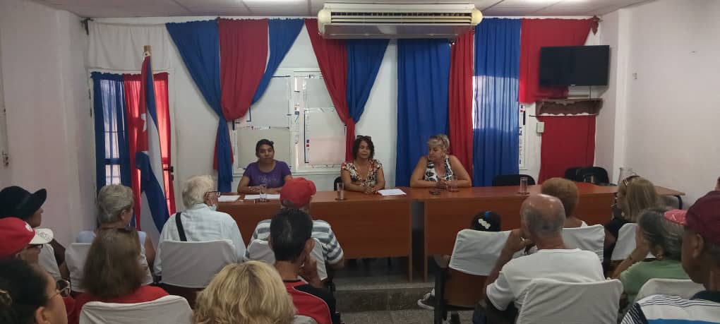 Con la asesoría de  Miroslaba Hernández del Valle y  Kenia Leyva Zalazar  especialistas de la ONAT se realizó reunión con  los Agentes de Telecomunicaciones en la #IslaDeLaJuventud. Tema Gaceta No.75 sus cambios