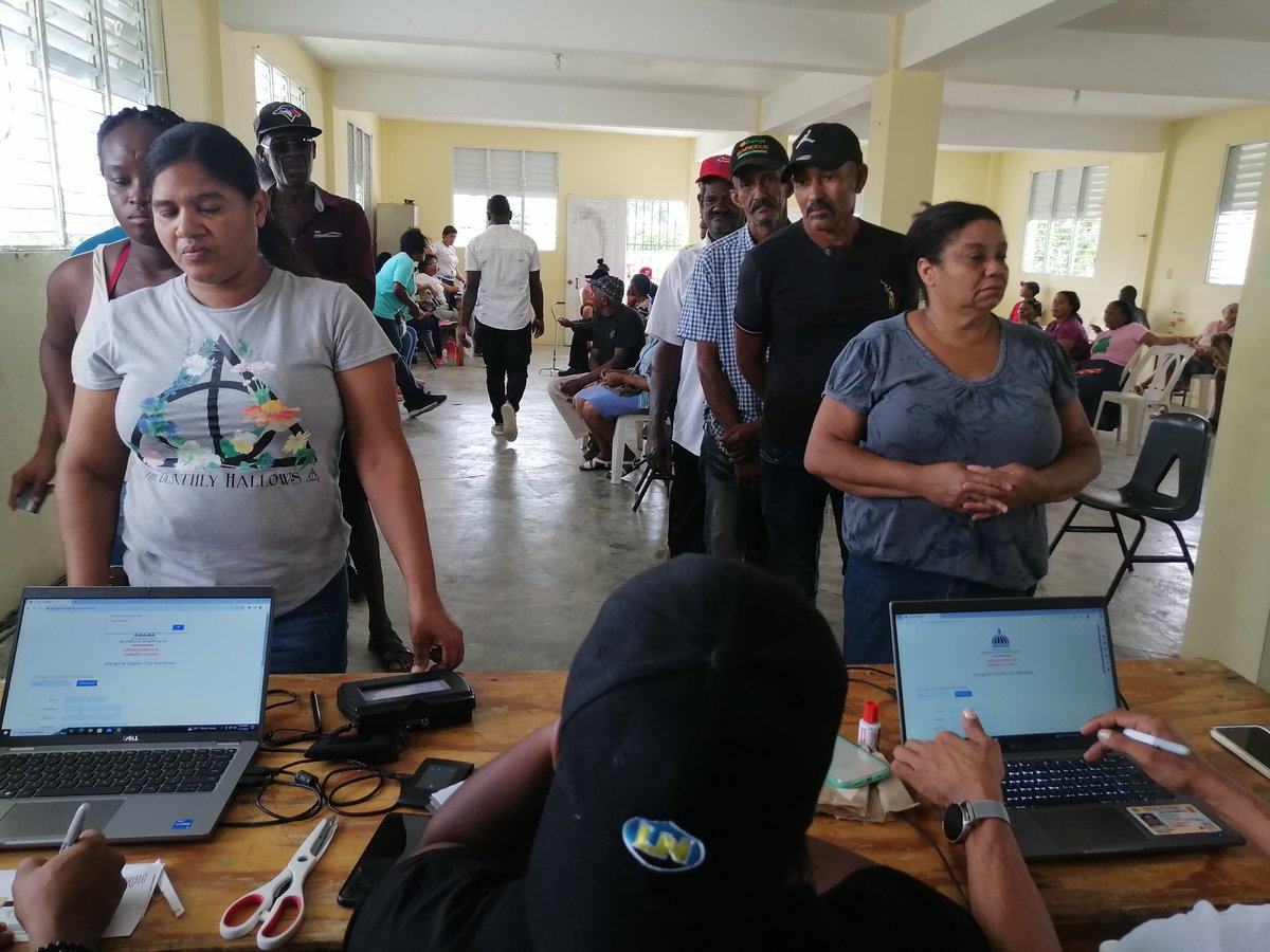 DraMariaASanta1's tweet photo. @SuperateRDO  @GloriaReyesG brindando calidad y calidez a nuestros beneficiario Hato Mayor, jornada de cambio de tarjetas. https://t.co/XsqM60oZpe
