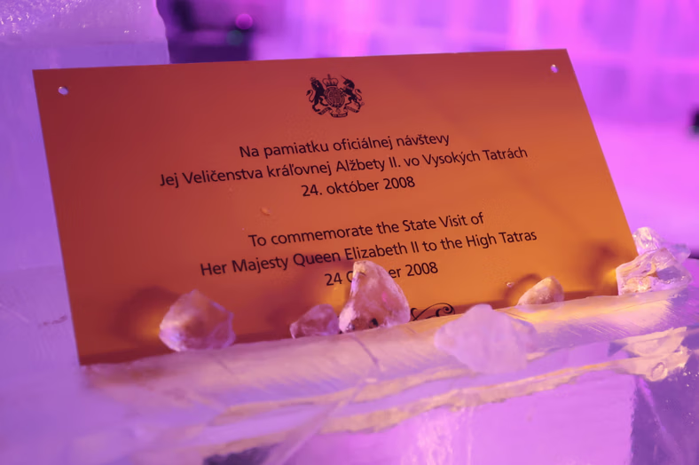 Lodową świątynię docenił Ambasador Zjednoczonego Królestwa Wielkiej Brytanii i Irlandii Północnej — Nigel Baker, który odsłonił pamiątkową tablicę.