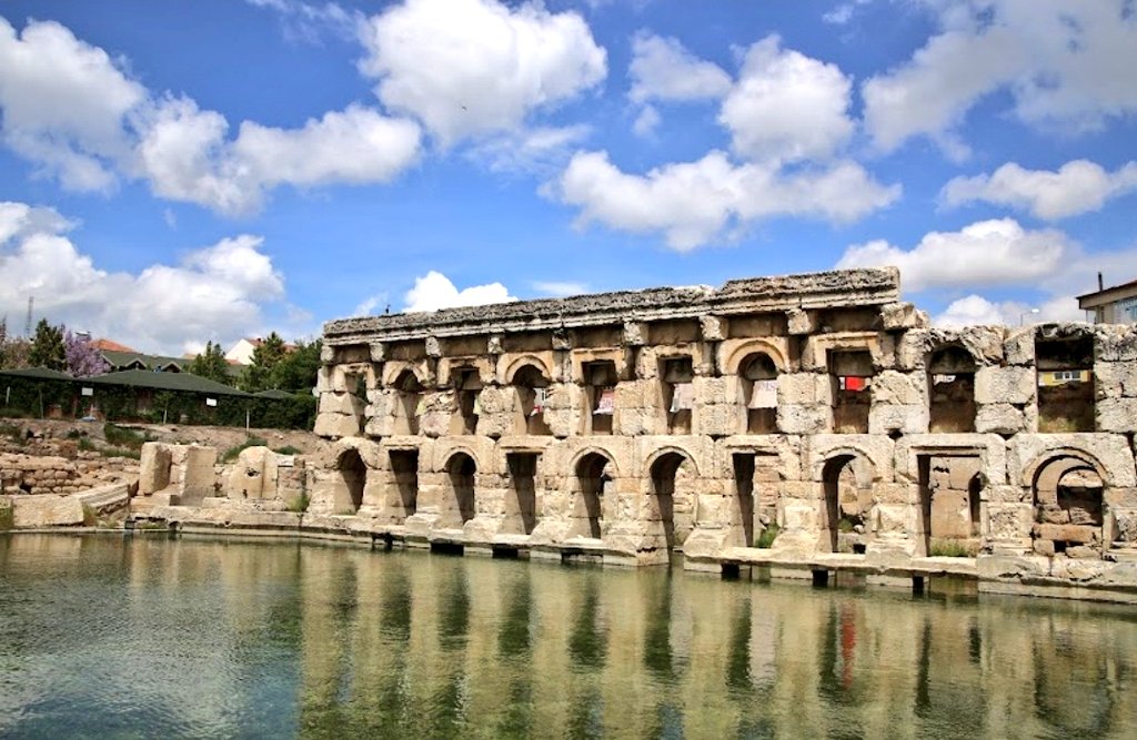 Serhan_Asker's tweet photo. Efsanevi Roma Hamamı...

Dünyada sadece 2 tane var... Biri Londra Bath (sağda) şehrinde diğeri Yozgat'ta (solda)

Görkemli Hatıralar Ctesi günü 2 bin yıllık dünyanın ilk spa merkezinden...

Roma Kralı'nın kızının çaresiz romatizma hastalığına şifa olan hamam hala aktif...

Testi kebabı da elbet yapılacak...

Yozgat Sürmelisi'nin efsane öyküsü ve Gülten Akın'a kadar bir kültür yolculuğu...

@halktvcomtr