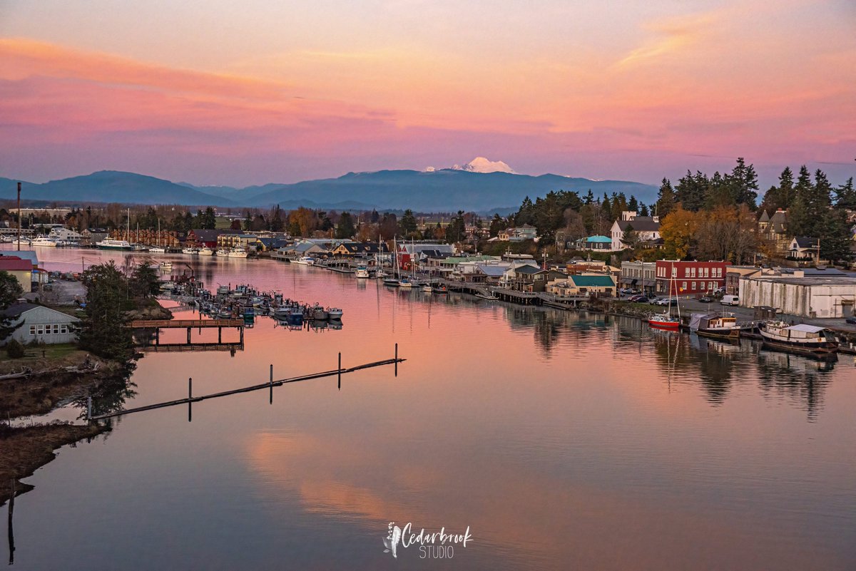 visitskagit's tweet photo. Take a road trip to #LaConner just 60 miles North of Seattle and 60 miles South of the Canada/US border. Stroll this tiny town on the boardwalk: https://t.co/tDgExA4YA9
Start and End in Skagit #magicskagit✨
📷: @cedarbrookstudio https://t.co/sMNUKJg5WZ