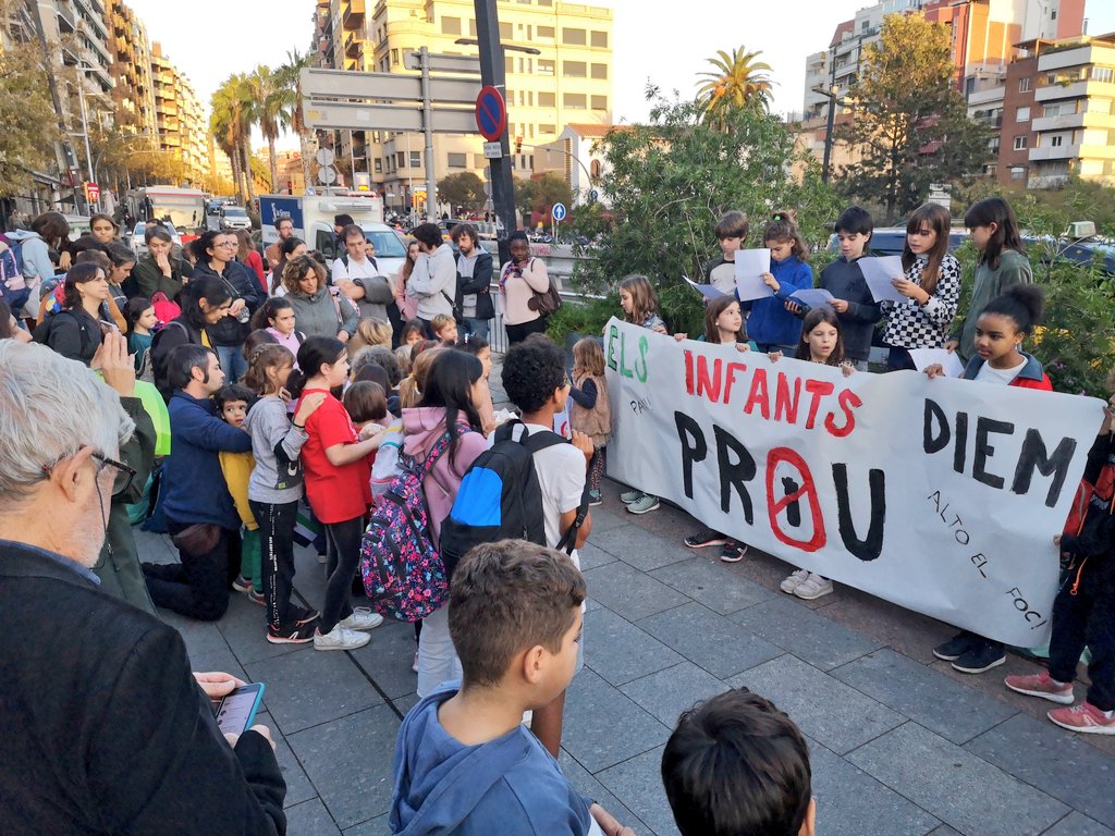 AFASomRius's tweet photo. Les famílies del Rius i Taulet ens hem mobilitzat per la pau, perquè s'aturin els bombardejos contra Gaza i pel respecte als Drets dels Infants palestins! No volem més guerres! 

No al genocidi de Gaza.
No a l’assassinat d’infants.
Alto el foc, ara i sempre! https://t.co/yWnbpQKLzL