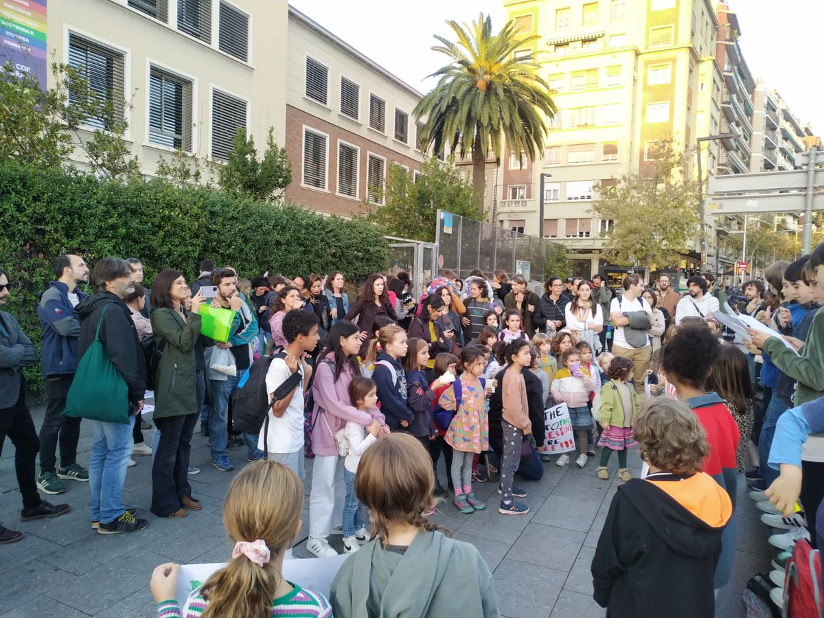 AFASomRius's tweet photo. Les famílies del Rius i Taulet ens hem mobilitzat per la pau, perquè s'aturin els bombardejos contra Gaza i pel respecte als Drets dels Infants palestins! No volem més guerres! 

No al genocidi de Gaza.
No a l’assassinat d’infants.
Alto el foc, ara i sempre! https://t.co/yWnbpQKLzL