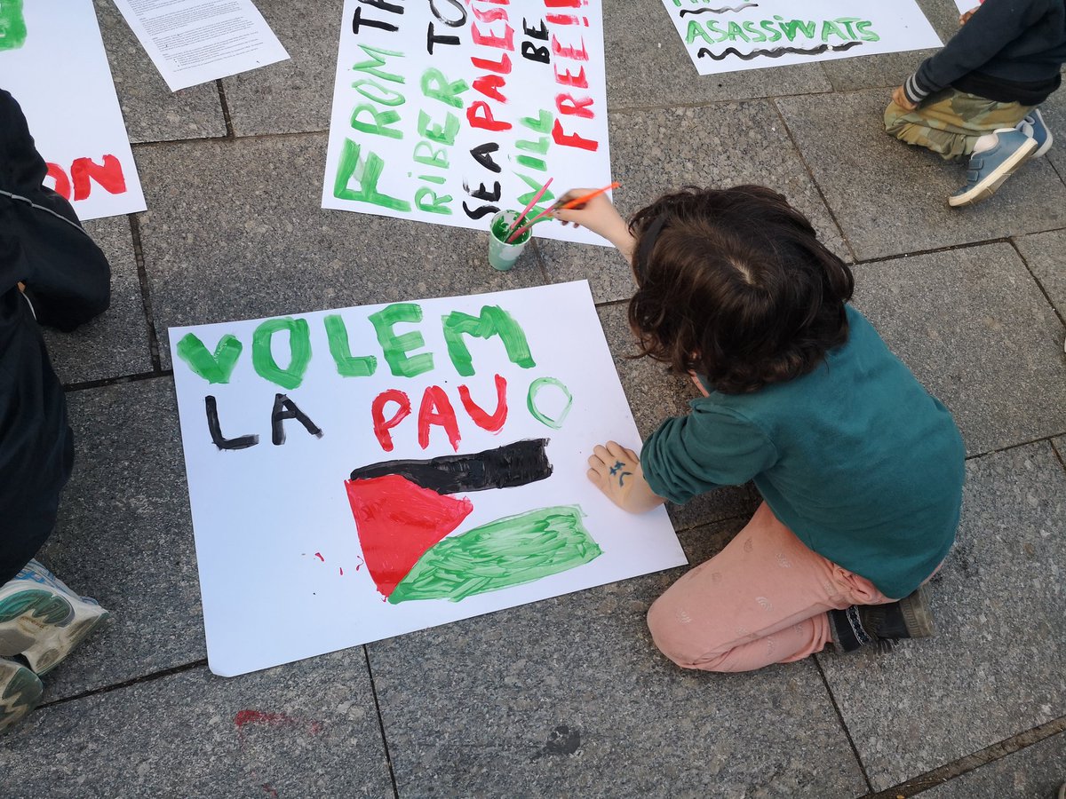 AFASomRius's tweet photo. Les famílies del Rius i Taulet ens hem mobilitzat per la pau, perquè s'aturin els bombardejos contra Gaza i pel respecte als Drets dels Infants palestins! No volem més guerres! 

No al genocidi de Gaza.
No a l’assassinat d’infants.
Alto el foc, ara i sempre! https://t.co/yWnbpQKLzL