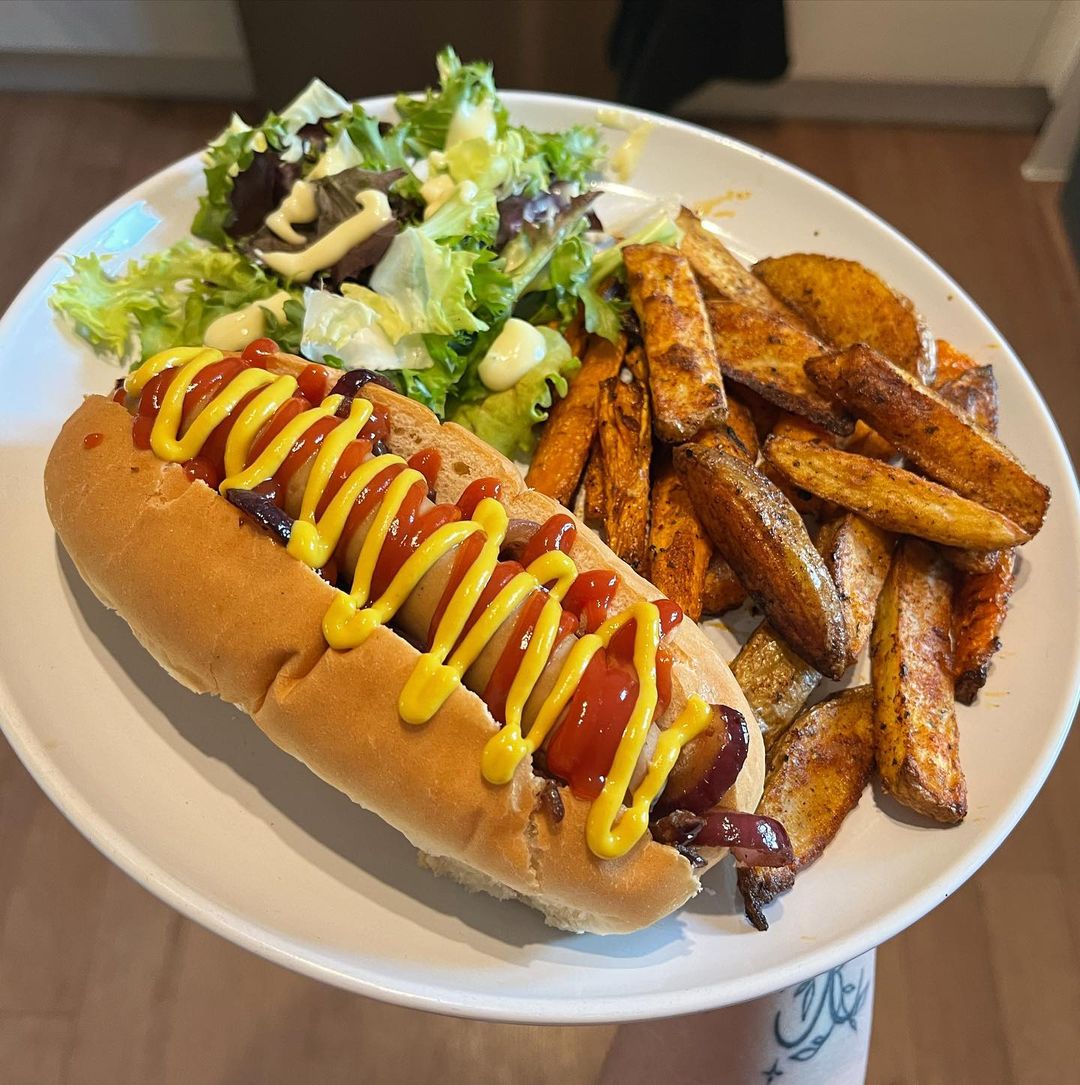 Team mustard or team mustard &amp; ketchup? 🌭 💛❤️
📷IG: eatyaveggies__