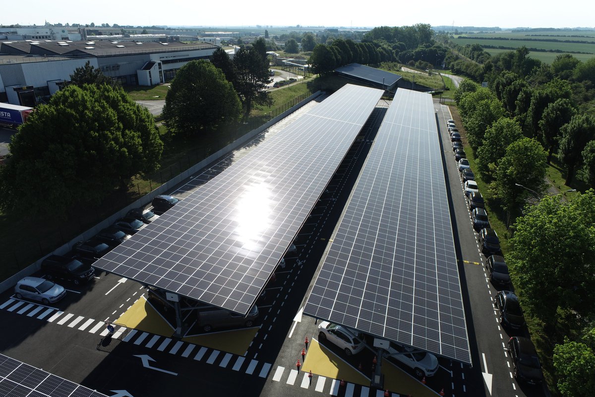 lorealfrance's tweet photo. Ce matin, inauguration de 6 000 m² d'installation photovoltaïque à notre usine de Caudry (Nord)⚡

En présence de @AgnesPannierRunach, nous célébrons cette installation couvrant près de 10% de la consommation annuelle du site - fourni à 100% en énergies renouvelables depuis 2021. https://t.co/xKn7oSyWr4
