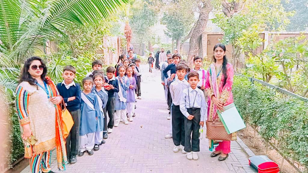 FriendsOfFCC's tweet photo. 📸  These adorable students from Light of Hope School went on an exciting field trip to the zoo in Lahore! 🐒🐆🐘 #FCCU #EducationForAll #Pray4Pakistan #Formanite #Lahore #Pakistan #FCCollege #University #FriendsOfFCC #LightOfHope #lahorezoo https://t.co/NZo2idUjlz