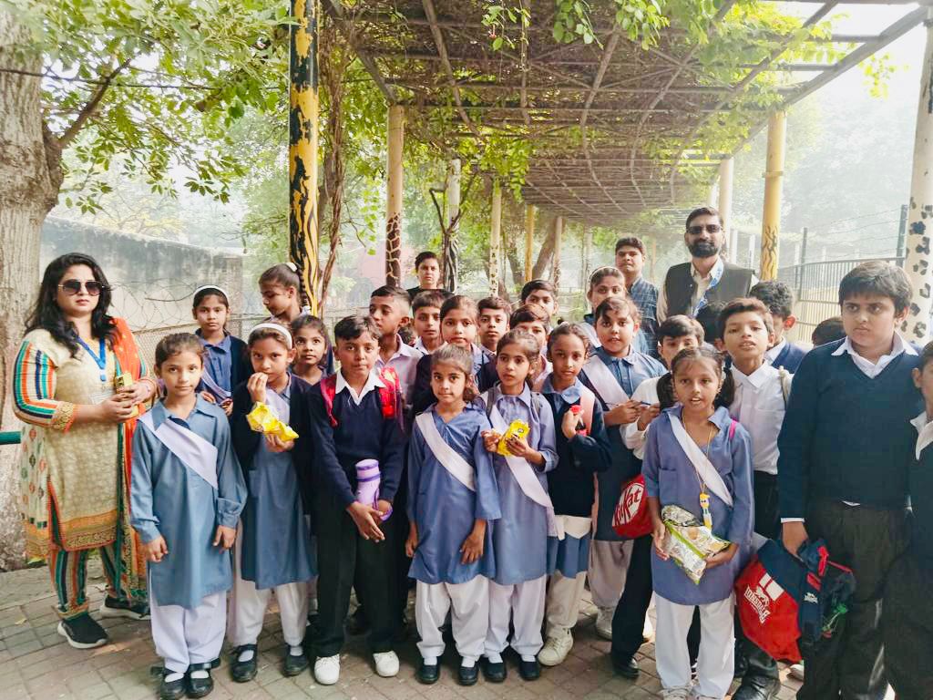 FriendsOfFCC's tweet photo. 📸  These adorable students from Light of Hope School went on an exciting field trip to the zoo in Lahore! 🐒🐆🐘 #FCCU #EducationForAll #Pray4Pakistan #Formanite #Lahore #Pakistan #FCCollege #University #FriendsOfFCC #LightOfHope #lahorezoo https://t.co/NZo2idUjlz