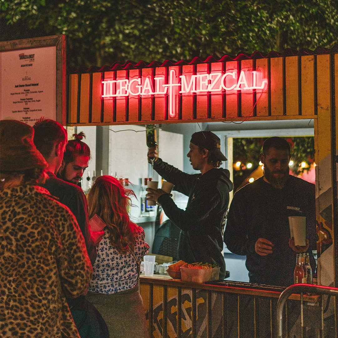 Stirring up some cocktail magic with our pals from @IlegalMezcal, one drink at a time!🍸 #smokedanduncut #smokedanduncutfestival #party #music #ilegalmezcal #drinks #cocktail #festival #festivalvibe #summer #summerthrowback #festivalseason #cocktails