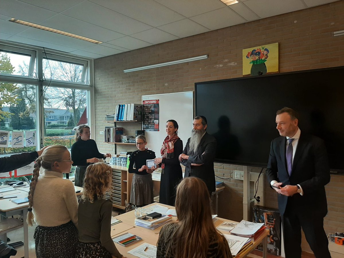 chris_stoffer's tweet image. Vanmorgen mocht ik met een aantal Joodse medewerkers van het Cheider een bezoek brengen aan de Koning Willem Alexanderschool in Staphorst. Hartverwarmend. We mochten de Joodse gemeenschap een hart onder de riem steken. 

Dank voor de ontvangst @johanvanarnhem!