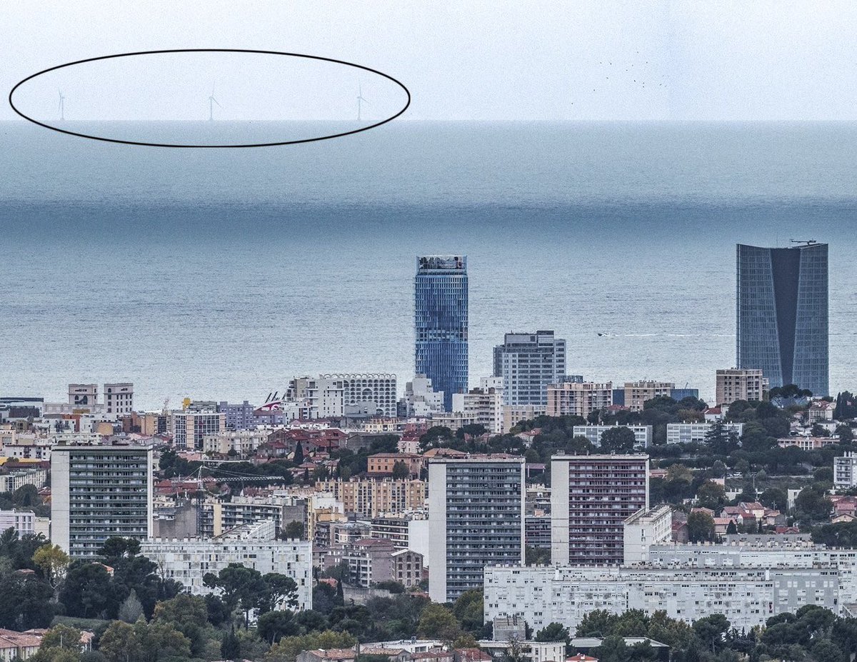 Le premier parc éolien flottant de France, déployé au large de #Marseille Photo d’Alain Origné
