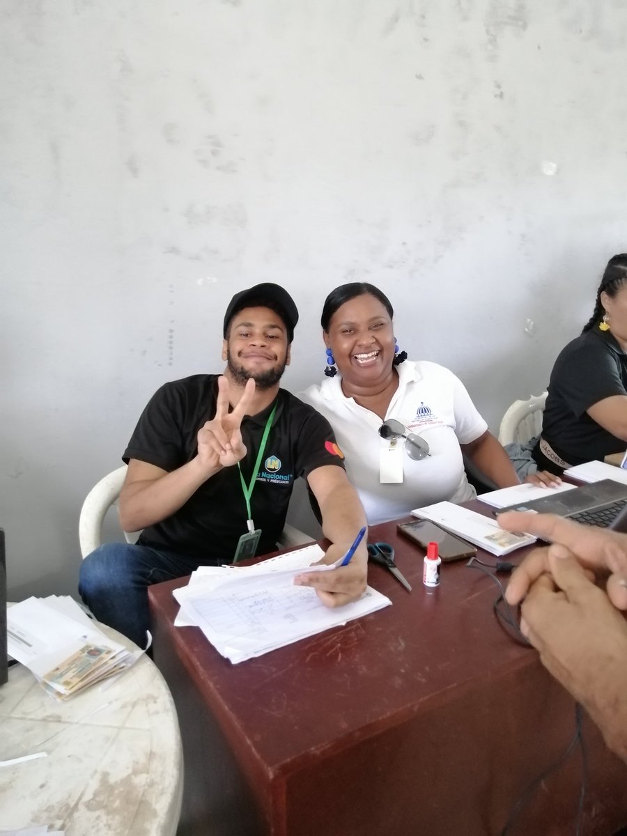 DraMariaASanta1's tweet photo. Jornada de cambio de tarjetas en el Soco San Pedro de Macoris, humanizando y dignificando a nuestros beneficiarios @SuperateRDO @GloriaReyesG https://t.co/YUroALLA2V