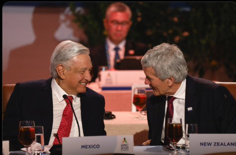 antonovlatam's tweet photo. Dicen que si publicas esta foto del presidente AMLO en la APEC, los fachos les arde el cu..erpo.🤣🤣🤣 https://t.co/oPSD2iqowd