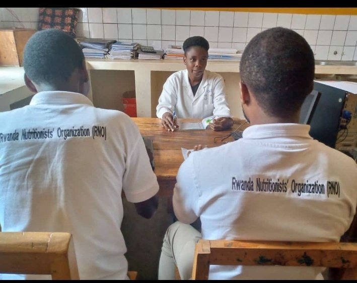 NutritionistsRw's tweet photo. Uyu munsi urugendo rwo kwegera no kujya inama n'abanyamuryango bacu rwakomereje @BureraDistrict mu kigo nderabuzima cya #Gitare ahakorera #Nutritionist RUGORIRWERA Aurore ! Umwe mu banyamwuga bakorana umurava mwinshi! Umuyobozi wa RNO @nyakanathan na Secretary @PaulinNtirushwa 👏 https://t.co/ZJtIq1HbNj