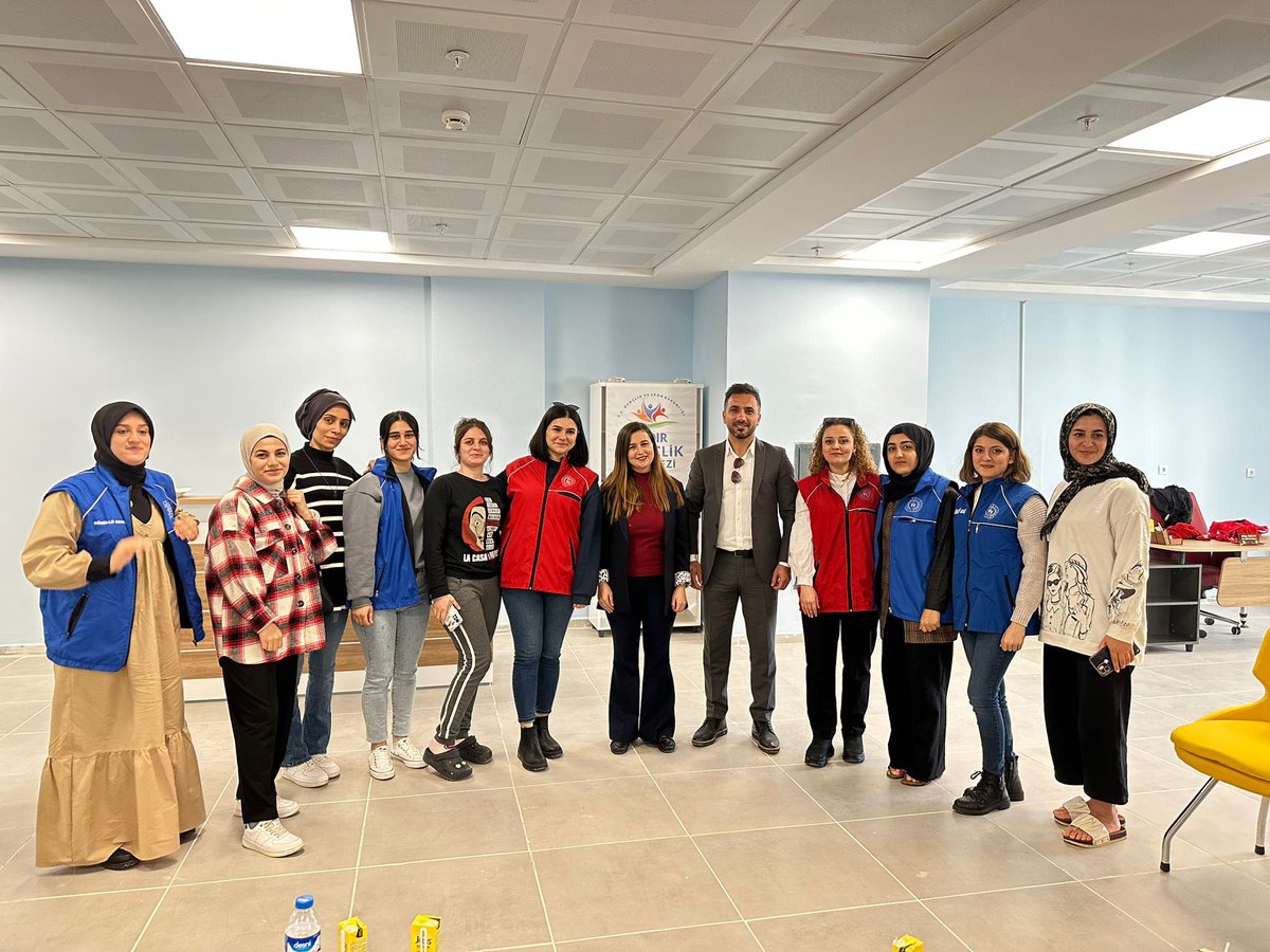 IgdirGM's tweet photo. “Kariyer Yolculuğu” 💫
Karmer Müdür Yardımcımız Öğr.gör. Aysun Altay hocamızla keyifli ve bilgi dolu bir etkinlikti.  Çok önemli bilgiler alıp, planlar yaptık. 
#AybükeÖğretmenGençOfis #IğdırÜniversitesiGençOfis
#KariyerYolculuğu https://t.co/LAshzLnLCd