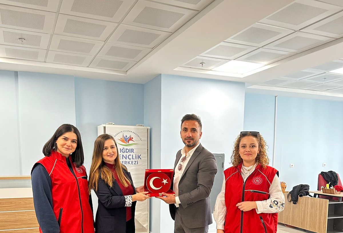 IgdirGM's tweet photo. “Kariyer Yolculuğu” 💫
Karmer Müdür Yardımcımız Öğr.gör. Aysun Altay hocamızla keyifli ve bilgi dolu bir etkinlikti.  Çok önemli bilgiler alıp, planlar yaptık. 
#AybükeÖğretmenGençOfis #IğdırÜniversitesiGençOfis
#KariyerYolculuğu https://t.co/LAshzLnLCd